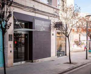 a store with a sign on the side of a building at Hotel Madanis Liceo in Hospitalet de Llobregat