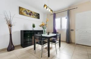 a dining room with a table and chairs and a fireplace at Casa Bella Lucía in Casablanca