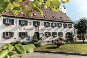 a building with flowers in front of it at Gutshofhotel Winkler Bräu in Lengenfeld