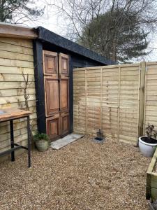 Fotografie z fotogalerie ubytování El Nido - Cosy cabin in Southbourne, 5 mins from beach v destinaci Iford