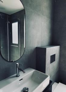 a bathroom with a sink and a mirror at Domki Piwniczna in Piwniczna-Zdrój