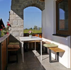 stół i krzesła na patio z oknem w obiekcie Ferienhaus Kirchl w mieście Hohenau