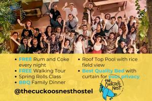 grupa ludzi pozujących do zdjęcia w obiekcie The Cuckoo's Nest Hostel and Bar managed by Hoianese w Hoi An