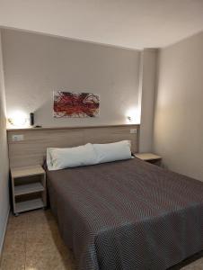 una camera da letto con un letto e un dipinto sul muro di Gran Hotel Toledo a Onda