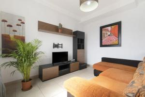 uma sala de estar com um sofá e uma televisão em Casa Bella Lucía em Casablanca