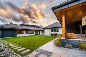 坎普朗莫道尼斯Anais Chalet的前面有绿色草坪的房子