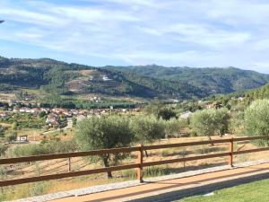 una valla con vistas a un valle en Quinta da Penada - Vineyard & Winery - Suíte 3, en Chaves