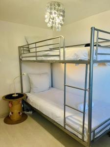 Łóżko lub łóżka w pokoju w obiekcie ''Ophélia 84'' Duplex en centre ville avec parking