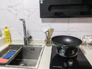 Shanghai Garden Historical loft Apartment with courtyard and citywalk- Near Downtown Wukang Road廚房或簡易廚房