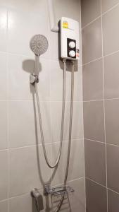 eine Dusche im Bad mit Duschkopf in der Unterkunft Ideo O2 Cozy BTS Bangna in Bangkok