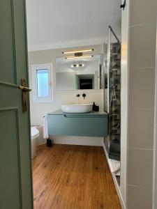 ein Badezimmer mit Waschbecken und Spiegel in der Unterkunft Navona Penthouse - Attico Vista Cupola 4 posti in Rom + 47 Fotos