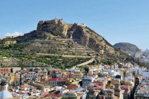 una vista de una ciudad con una montaña en ALC - San Francisco Javier, en Alicante