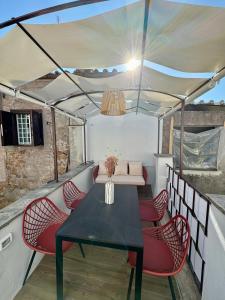einen Tisch und Stühle auf einem Balkon mit einem Zelt in der Unterkunft Navona Penthouse - Attico Vista Cupola 4 posti in Rom