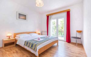 een slaapkamer met een bed en een groot raam bij Apartment in Porec - Istrien 45114 in Poreč