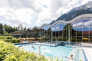 בריכת השחייה שנמצאת ב-Austria Parks - Leutasch או באזור