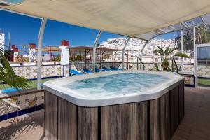 Bazén v ubytování Hotel Avenida Tropical by Bossh! Hotels nebo v jeho okolí