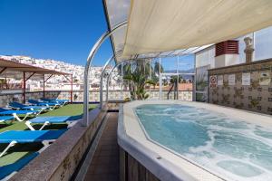 Bazén v ubytování Hotel Avenida Tropical by Bossh! Hotels nebo v jeho okolí