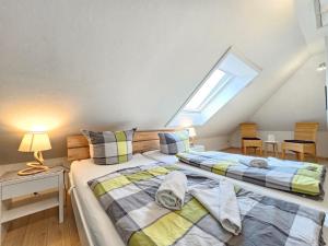 two beds in a room with a window at Ferienhaus Nordseekrabbe in Norden