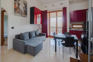 un soggiorno con divano e tavolo di EUR Moravia Attico panoramico con terrazzo, fino a 5 ospiti a Roma