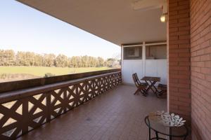 Rõdu või terrass majutusasutuses EUR Moravia Attico panoramico con terrazzo, fino a 5 ospiti