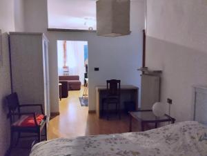 1 dormitorio con 1 cama, mesa y sillas en Sweethouse, en Cesena