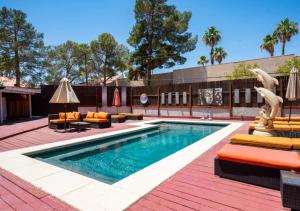 una piscina con tumbonas y una piscina en Luxurious 9 Bedroom Home In Las Vegas, en Las Vegas