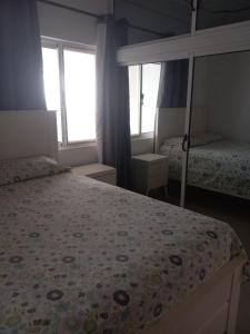 - une chambre avec 2 lits et 2 fenêtres dans l'établissement Chez Leonilde, à São Filipe