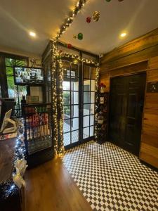 une chambre avec des lumières de Noël et une chambre avec une porte dans l'établissement Hotel Boutique Tremo Bustamante, à Santiago