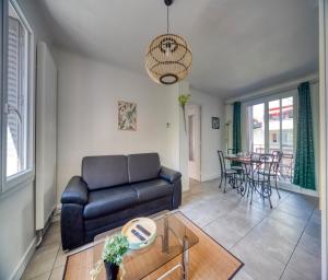 a living room with a couch and a table at Le théatre du Cours in Grenoble