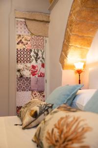 - une chambre avec un lit escamotable et une fenêtre dans l'établissement LITHOS guest room, à Barletta