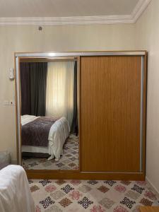 a bedroom with a door leading to a bed at شقه ١١٢٢ في ابراج التلال بمكه المكرمه in Makkah
