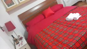 una cama roja con dos animales de peluche sentados en ella en Romeo house en Nápoles