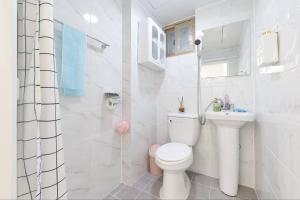 biała łazienka z toaletą i umywalką w obiekcie Mapo Hongdae Detached Home w Seulu