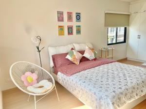 1 dormitorio con 1 cama y 1 silla en BBighouse, en Ban Yang Plao