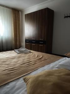 Un pat sau paturi într-o cameră la Motel Potcoava de Aur