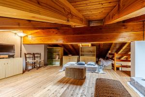 una camera spaziosa con soffitti in legno e pavimenti in parquet di Casa Beatrice a Courmayeur