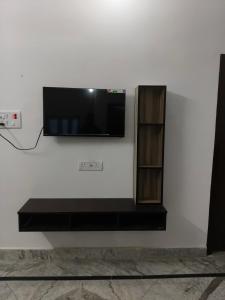 Pran Prasadam في Ayodhya: تلفزيون بشاشة مسطحة معلق على الحائط