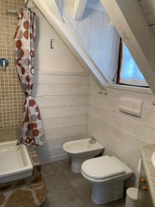 a bathroom with a toilet and a sink at MONOLOCALE STELLALPINA - PONTE DI LEGNO- in Ponte di Legno