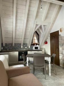 un comedor con mesa y sillas en una habitación en MONOLOCALE STELLALPINA - PONTE DI LEGNO-, en Ponte di Legno