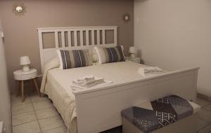 una camera con letto bianco e testiera bianca di Tulip Rooms a Catania