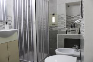 un bagno con doccia, lavandino e WC di Tulip Rooms a Catania