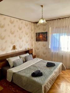Brod Moravice的住宿－Holiday home MAKLEN with big garden, jacuzzi and arbor with fireplace，一间卧室配有一张床,上面有两条毛巾
