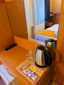 kuchnia z czajnikiem do herbaty na stole z dwoma łóżkami w obiekcie Lebon Hotel-Special Class w Stambule