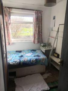 Un pat sau paturi într-o cameră la Cheap