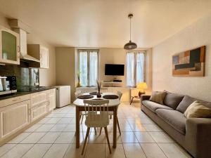 uma sala de estar com um sofá e uma mesa em PETIT CAPUCIN em Carcassonne