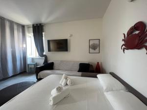 ガリポリにあるSibillaのベッド2台とソファが備わるホテルルームです。