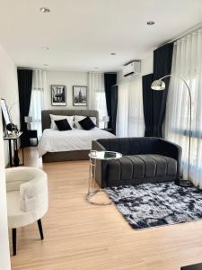 1 dormitorio con 1 cama, 1 sofá y 1 silla en BBighouse, en Ban Yang Plao