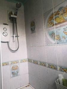 的住宿－Cheap，带淋浴的浴室和瓷砖墙
