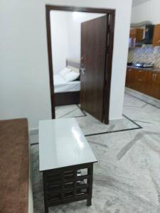 Pran Prasadam في Ayodhya: طاولة بيضاء في غرفة مع مرآة