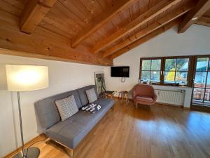 - un salon avec un canapé et une table dans l'établissement Apartment mit Zugspitzblick, à Grainau